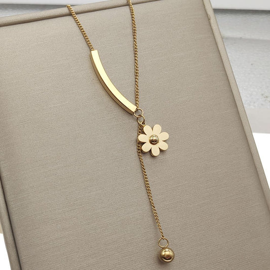 "Custom Titanium Steel Daisy Necklace – Non-Fading Women's Pendant, High-End Collarbone Chain"